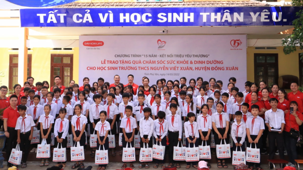 Quỹ Vì cuộc sống tươi đẹp của Dai-ichi Life Việt Nam đã đến thăm và trao tặng 265 phần quà chăm sóc sức khỏe và dinh dưỡng có tổng trị giá 106 triệu đồng cho các em học sinh Trường THCS Nguyễn Viết Xuân, thôn 3, xã Đa Lộc, huyện Đồng Xuân, tỉnh Phú Yên.